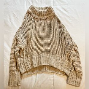 Beautiful mock neck sweater. In great condition!